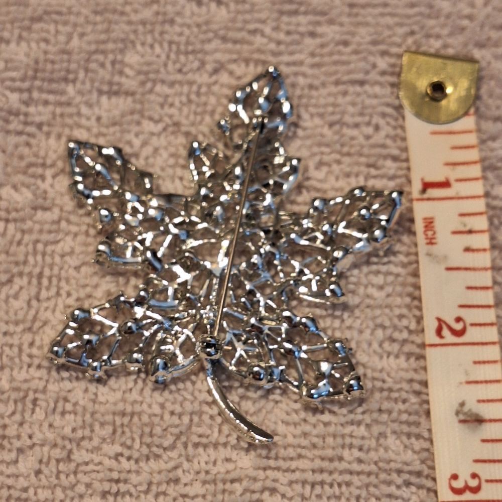 Elegant Silver Leaf Brooch with Multicolor Crystals - Picture 6 of 9